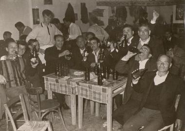 Σύναξη ανδρών σε καφενείο του Ασκού Βόλβης