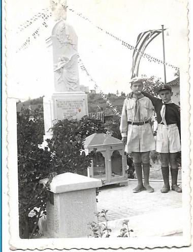 Πρόσκοποι φωτογραφίζονται μπροστά σε μνημείο του Ασκού Βόλβης