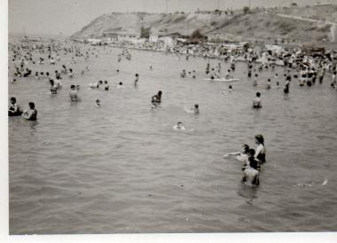 The beach of Aretsou filled with people