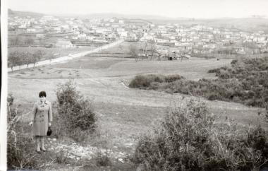 Γυναίκα φωτογραφίζεται με φόντο το χωριό του Ασκού Βόλβης