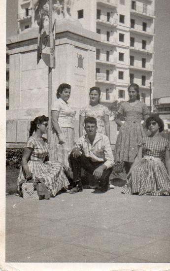 Ο Νικήτας Καραβασιλειάδης φωτογραφίζεται μαζί με κοπέλες μπροστά στο άγαλμα του Βασιλιά Κωνσταντίνου Α΄