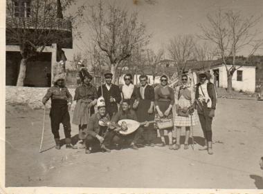 Ομάδα νέων ντυμένοι για τις Απόκριες στον Ασκό Βόλβης