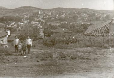 Παιδιά φωτογραφίζονται με φόντο το χωριό του Ασκού Βόλβης