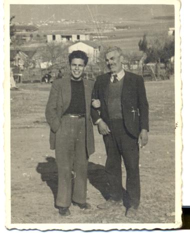 Ο Γιώργος Παπαδόπουλος (αριστερά) με τον πατέρα του Παναγιώτη, στην αλάνα πριν τη θεμελίωση του 7ου Δημοτικού Σχολείου. Στο βάθος η Πυλαία και το Πανόραμα
