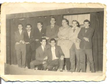Μετά από χοροεσπερίδα στο εντευκτήριο του συλλόγου, φωτογράφηση πάνω στη θεατρική σκηνή