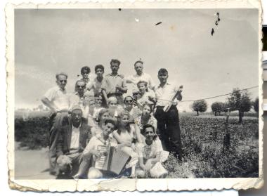 Η Ντία Ιωαννίδου (αριστερά) και η Αρίστη Λαγουδάκη στη χιονισμένη αυλή του 7ου Δημοτικού Σχολείου
