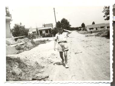 The four-year-old Christos Neofytidis climbing up the unformed Anat. Thrace, above Kazazi Street. Behind him is the 7th Primary School, which had first opened the previous year.