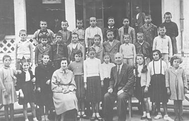 Graduates of the 19th Primary School of Thessaloniki, in the settlement of Admiral Votsi.