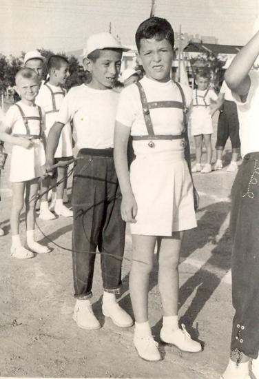Γυμναστικές επιδείξεις Β΄ τάξης στην αλάνα μεταξύ του 19ου Δημοτικού Σχολείου