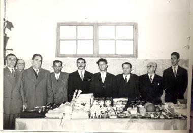 Το Διοικητικό Συμβούλιο του συλλόγου Ναυάρχου Βότση στο εντευκτήριό του, μπροστά στα δώρα της χριστουγεννιάτικης γιορτής για τους μαθητές του 7ου Δ.Σ. Καλαμαριάς.