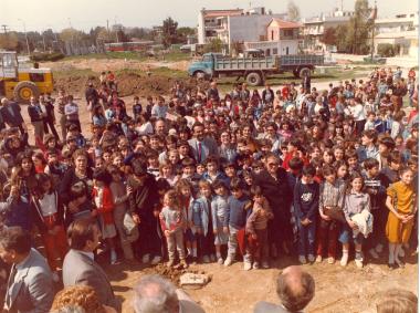 Foundation of the 14th Primary School by the Mayor of Kalamaria Thrasybulos Lazaridis. On the left, Er. Stavrou, on the right Philadelfeias Street and behind the two trucks Zirganou. A bus of the OASΘ crosses Ethnikis Antistaseos street.