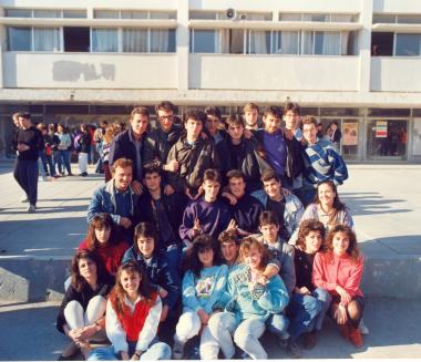 Απόφοιτοι 4ου Λυκείου Καλαμαριάς σε αποχαιρετιστήρια φωτογραφία στην αυλή του Σχολείου.