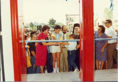 The student of the 5th class of the 14th Primary School of Kalamaria Petros Kontos together with another student of the 1st class and the Deputy Minister of Education Petros Moralis cut the ribbon of the opening of the school. The archimandrite of the I. Church of St. Panteleimon, Fr. Chrysostomos, is also visible.
