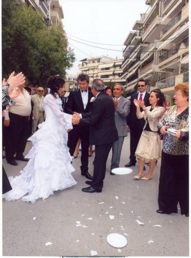 Τα έθιμα του ποντιακού γάμου (σπάσιμο πιάτων) διατηρούνται μέχρι σήμερα ακόμη και μέσα στις πόλεις