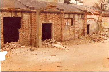 The rear view of the club's clubhouse of Admiral Votsi. (with a basketball court) before its demolition, due to the many damages it suffered in the June 1978 earthquake.
