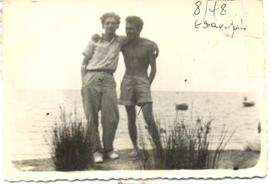 Ο Πρόεδρος Χρήστος Ευσταθιάδης (αριστερά) με το Γιώργο Παπαδόπουλο στην παραλία Επανομής.