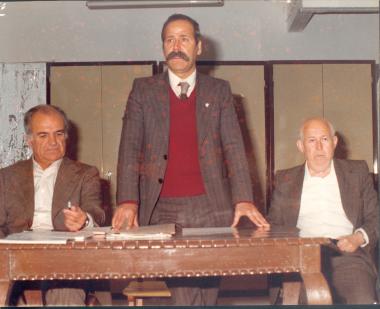 Ημιυπόγειο εντευκτήριο Συλλόγου Ναυάρχου Βότση (Ταταύλων 19).