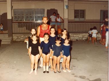 Department of girls with their coach Yannis Tseggelidis who took part in the demonstrations in the courtyard of the 7th Primary School (today 17th Primary School).