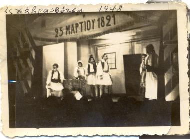 Παράσταση του ερασιτεχνικού θεατρικού τμήματος του συλλόγου Ναυάρχου Βότση στο εντευκτήριό (χάβρα) του με σκοπό τη συγκέντρωση χρημάτων για την ανέγερση νέου Δημοτικού Σχολείου. Υπεύθυνος έργου ο δάσκαλος Χαρίλαος Ευσταθίου.