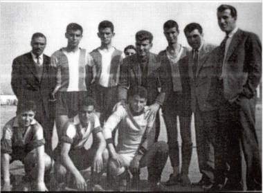 Ποδοσφαιριστές του Ναυάρχου Βότση με φίλους της ομάδας πριν από επίσημο αγώνα.