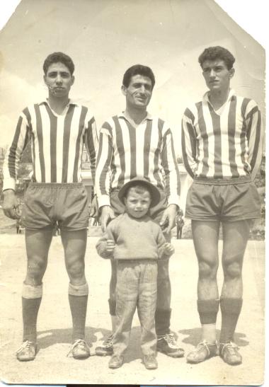 From left: Asterios Baroutes, Jordan Tsavdaridis and Alekos Pagopoulos before an official club game, with young Yannis Tavropoulos.