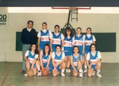 The women's basketball team, with coach Vassilis Dimitropoulos.