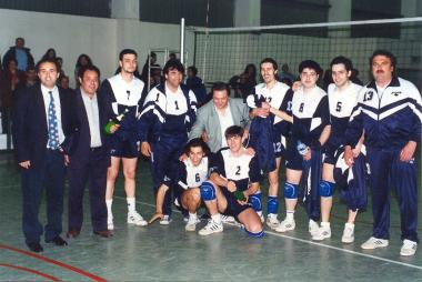 The 1994-95 EPESΘ B' Class champion men's volleyball team of the club with the curator Dimitris Vourtis (center) and the coach Makis Efremidis (right) at the Votsi Indoor Sport Center.