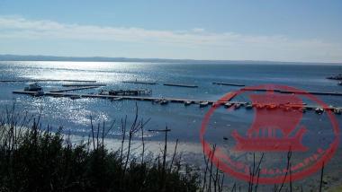 The beach of Aretsou from the park of the recreation center and the wooden floating platforms.