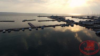 Η Μαρίνα της Αρετσούς με τις πλωτές εξέδρες, τραβηγμένη από το αναψυκτήριο στα Πεύκα.