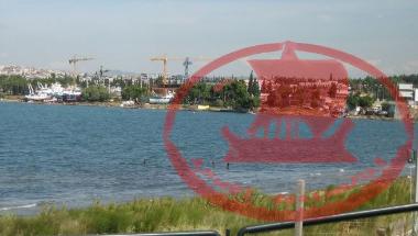 Η ανατολική πλευρά της ακτής Αρετσούς στην περιοχή του Ι. Κ. Ε. Α. και απέναντι βλέπουμε τα Ναυπηγεία.