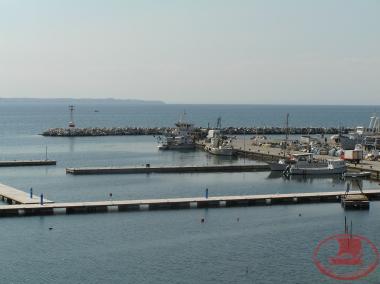 Η δεύτερη συνέχεια της Μαρίνας Αρετσούς με την είσοδο του Λιμανιού και με τις πλωτές εξέδρες.