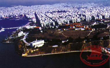 Αεροφωτογραφία το λιμανάκι του Ναυτικού Ομίλου Θεσσαλονίκης, το Παλατάκι, το Στρατόπεδο Κόδρα με τα κτίρια με σκεπές από κόκκινα κεραμίδια και το υπόλοιπο η Καλαμαριά.