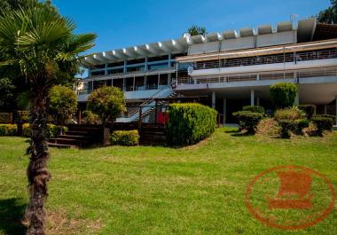 Συνοικισμός Κουρί, ο Πολυχώρος-Καφέ ‘’Ρεμέντζο’’ πρώην ‘’Ιππόκαμπος’’, από την παραλιακή του όψη.
