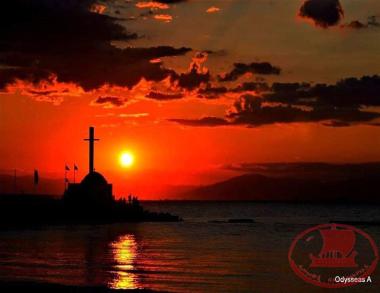 Ηλιοβασίλεμα στο Καραμπουρνάκι με το Εκκλησάκι του ΝΟΘ.