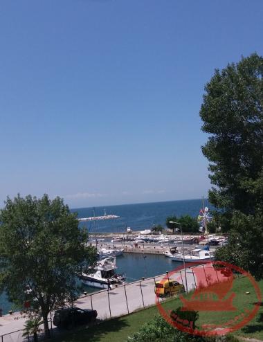 Συνοικισμοί Αρετσούς – Κουρί. Από τη βεράντα του “Ρεμέτζο” πρώην “Ιππόκαμπος” και ένα μέρος της Μαρίνας, το λιμανάκι του Συλλόγου ερασιτεχνών ψαράδων η ‘’Αγία Παρασκευή’’ και ο Μύλος του Λούνα Παρκ.