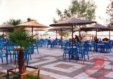 The Aretsou plaz with its refreshment qiosk.