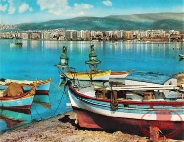 Ακτή Καραμπουρνάκι, με τις επαγγελματικές βάρκες με τις Λάμπες τους