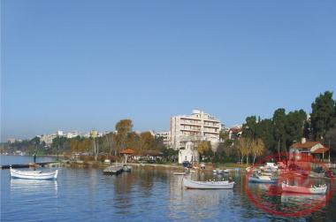 H ακτή Νέας Κρήνης, με το μικρό λιμανάκι, το κτίριο του Συλλόγου της ‘’Αγίας ‘’Παρασκευής’’, το Εκκλησάκι ο ‘’Αϊ Γιώργης’’, και το τσαρδάκι με την πλωτή εξέδρα.