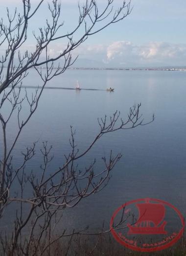 From the pine trees at the recreation area, the inflatable boat is seen pulling the sailboat due to apnea.