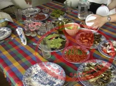 Το Τραπέζι με του Αρετσιανούς Μεζέδες