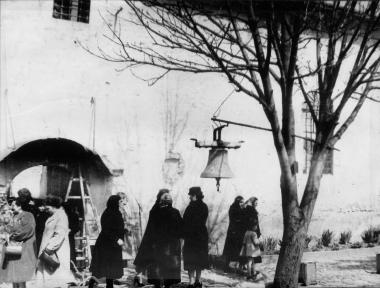 Προσκυνήτριες στα υπολείματα κατεστραμένου Ναού
