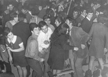 FULL DANCE FLOOR IN A MUSICAL BREAKFAST