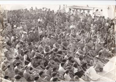PARTY CROWD