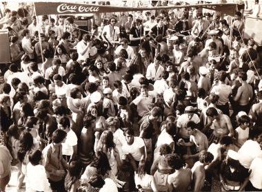PARTY CROWD