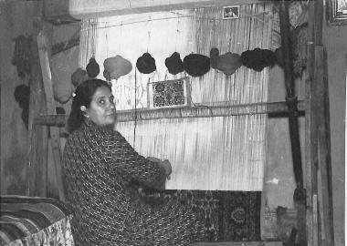 Athena Martoglou, née Kiourtsoglou from Kouri of Kalamaria, at the carpet weaving loom.