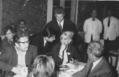 The journalist Giorgos Fotiadis says something to Melina Mercouri. On the left the famous actor Peter Ustinov and on the right her husband Melina's husband, director Jules Dassin.