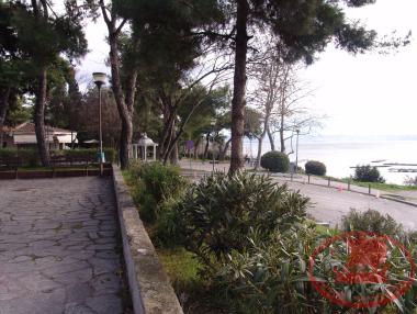 Η Θάλασσα και το Αναψυκτήριο στο πάρκο