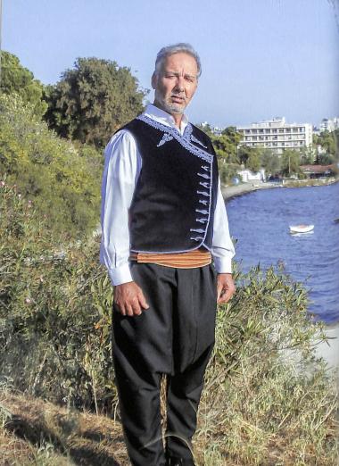 Traditional costume of Aretsou