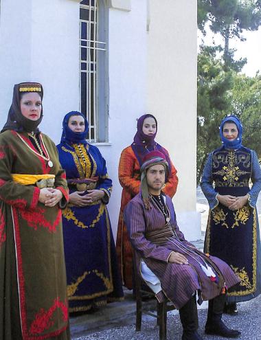 Παραδοσιακές φορεσιές Καρβάλης, Μιστίου, Nίγδης και Καισάρειας