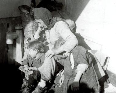 Μια ελληνική οικογένεια προσφύγων από τη Νικομήδεια.